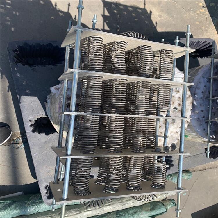 山東德慶彈簧升降電阻器順著陶瓷管上旋狀牙溝纏繞